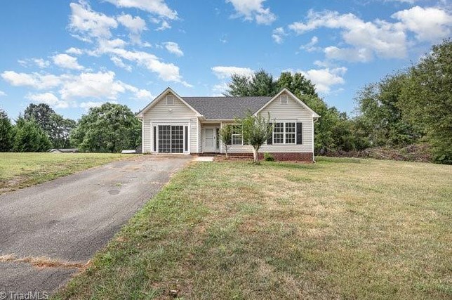 1010 Fox Hills Rd, Pinnacle, NC 27043