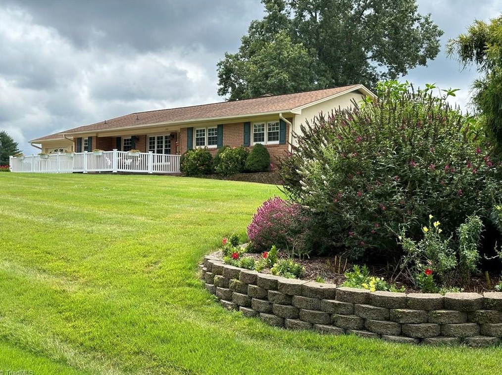 224 Lynnhaven Rd, Mount Airy, NC 27030