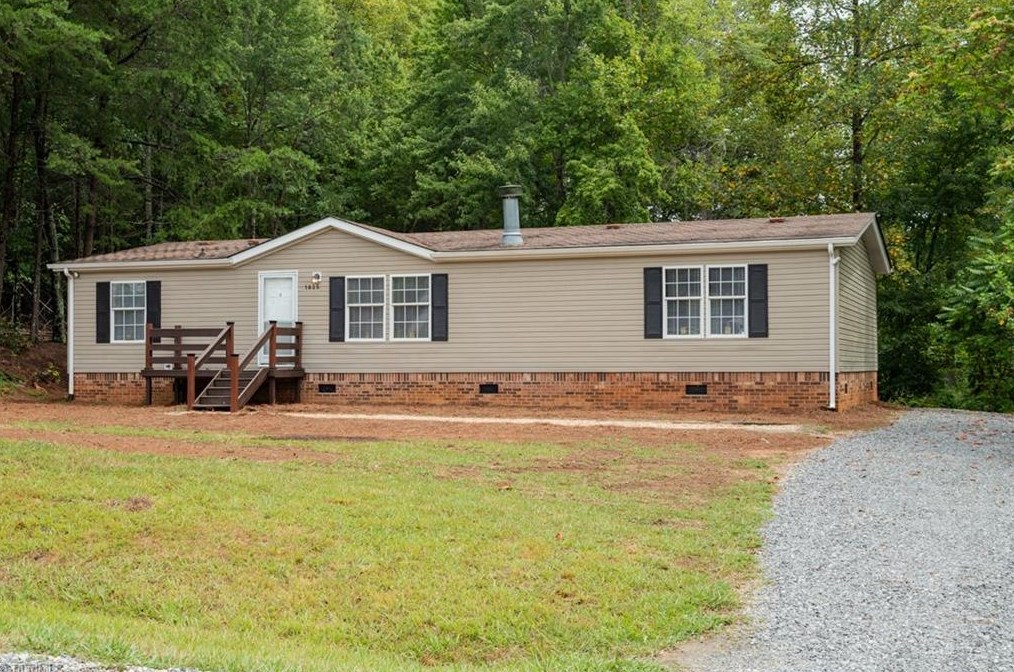 1025 Mabel Ln, Pinnacle, NC 27043