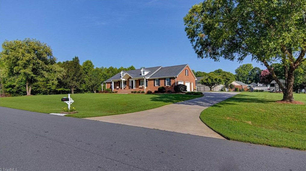 125 Greenturf Dr, Winston Salem, NC 27107