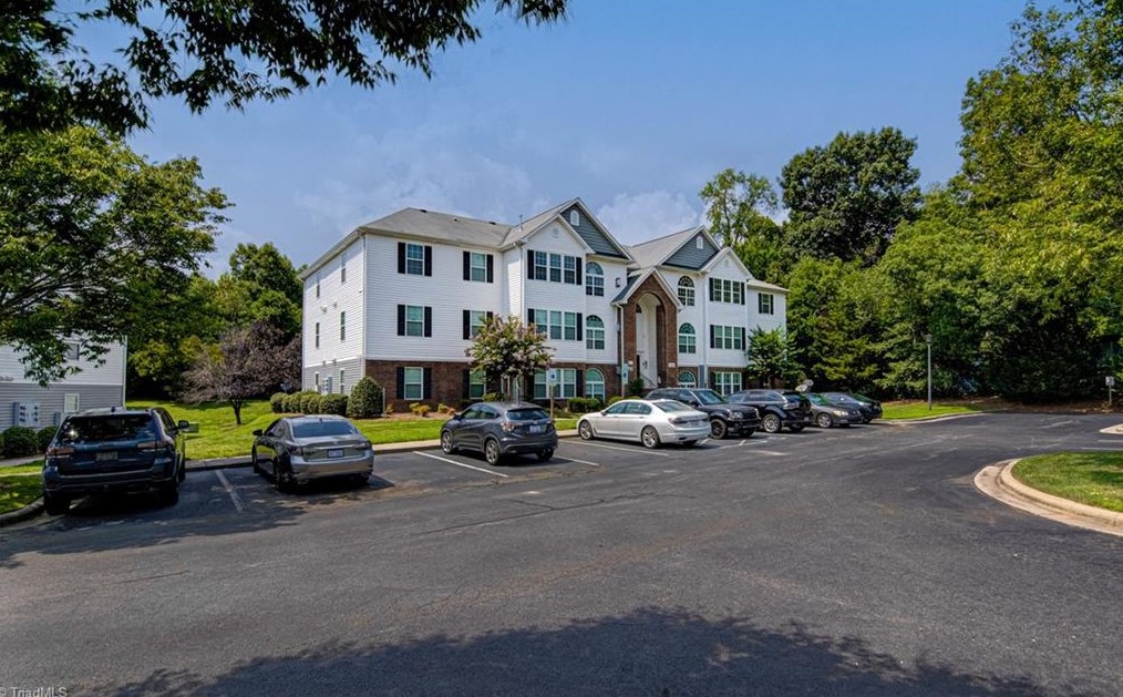 4345 Cedarcroft Ct, Greensboro NC  27409-9225 exterior