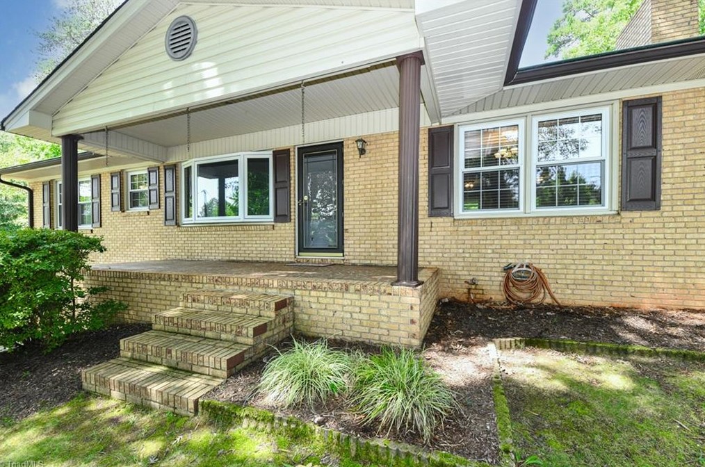 210 Broken Saddle Ln, Kernersville, NC 27284