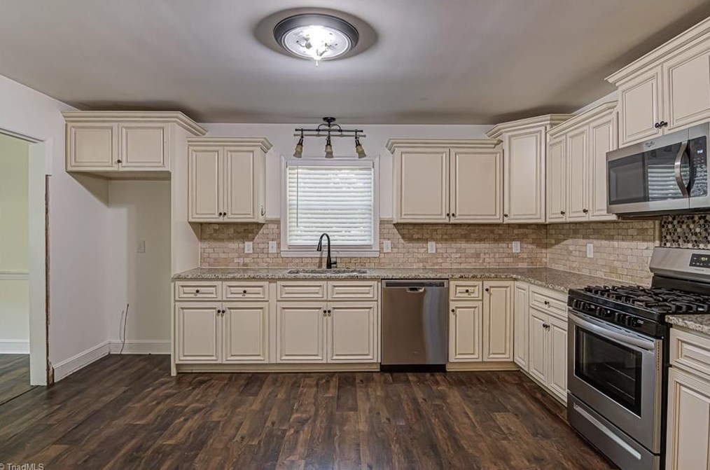 2661 Woodberry Dr, Winston Salem, NC 27106