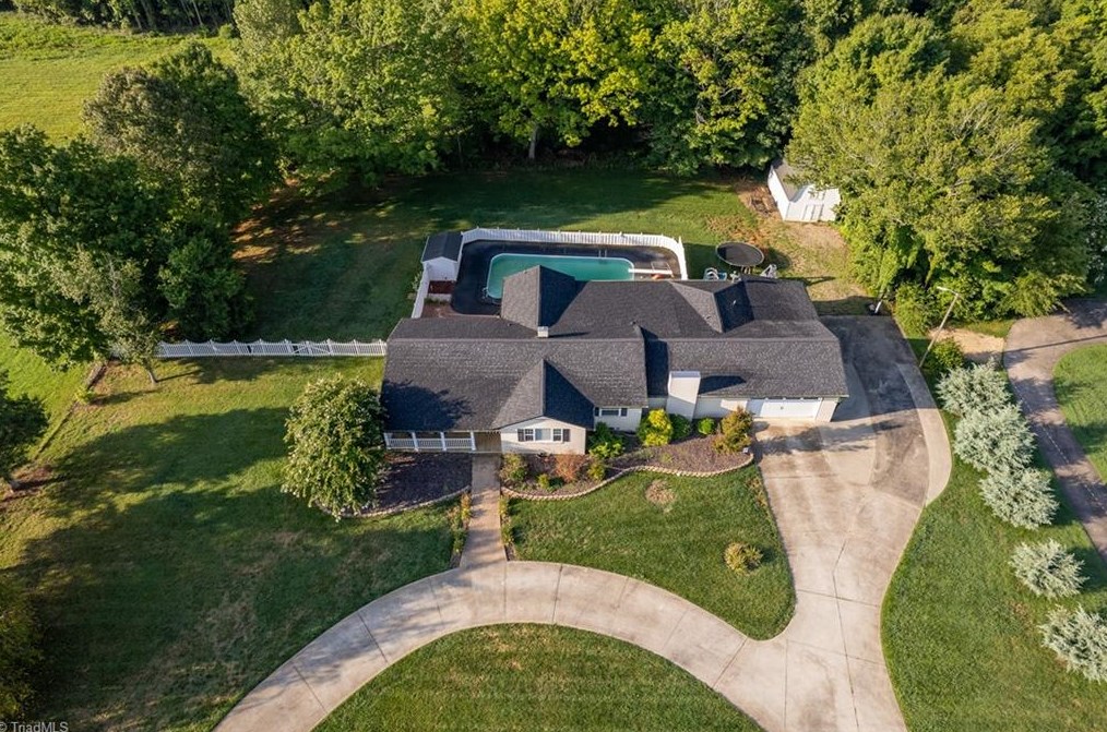 241 Arnold Rd, Lexington, NC 27295