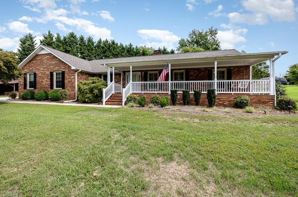 1525 Country Ln, Kernersville, NC 27284