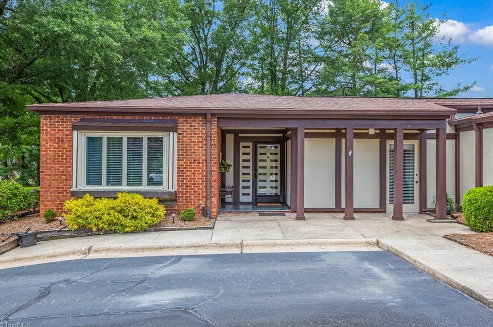 1129 Gatehouse Rd, High Point, NC 27262-4521