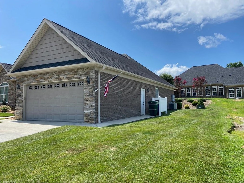 121 Greystone Ln, Mount Airy, NC 27030