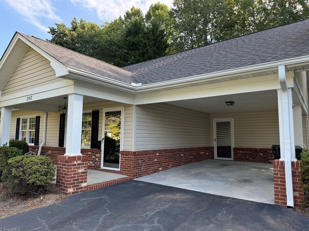 2107 Heatherstone Ln, Mount Airy, NC 27030