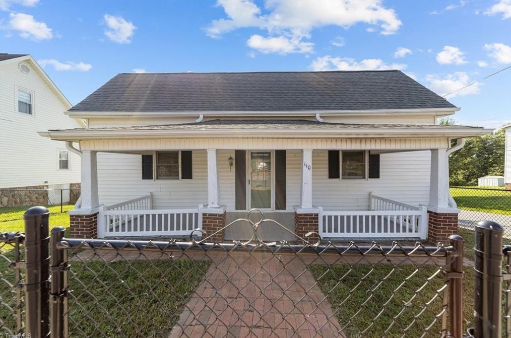 110 S Stephens St, Pilot Mountain, NC 27041