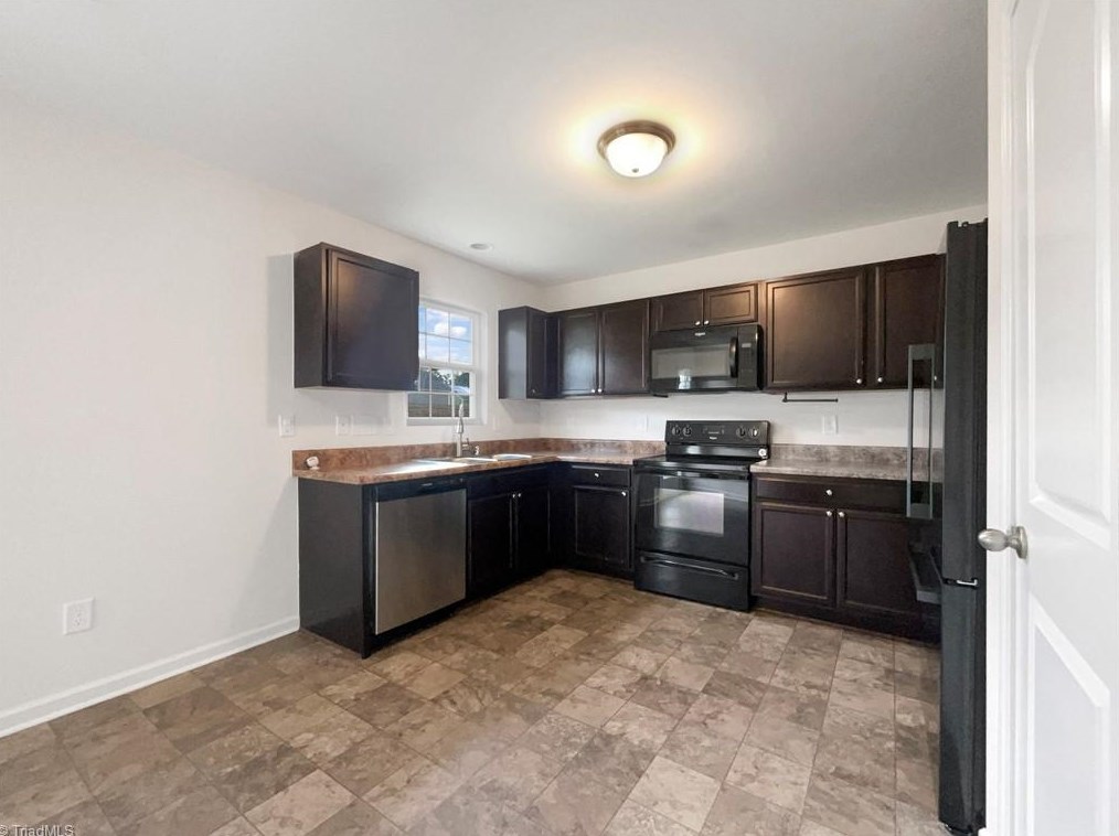 2006 Chapel Park Ln, Greensboro, NC 27405-2797