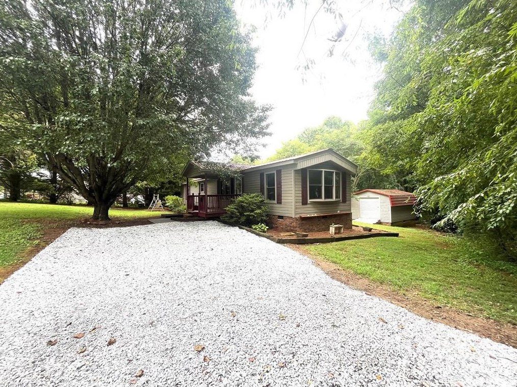 137 W Crosswinds Ct, Mount Airy, NC 27030