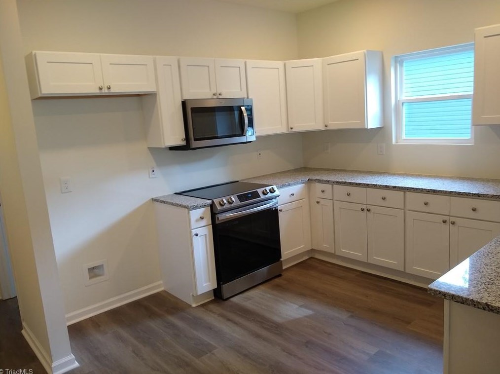 717 Meadowgreen Village Dr, Eden, NC 27288