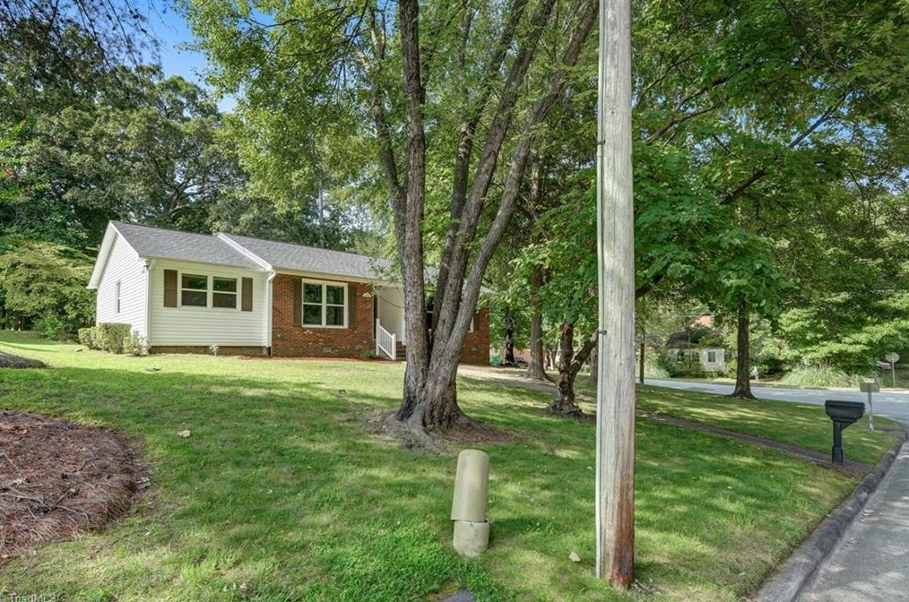 1600 Stoneybrook Dr, High Point, NC 27265