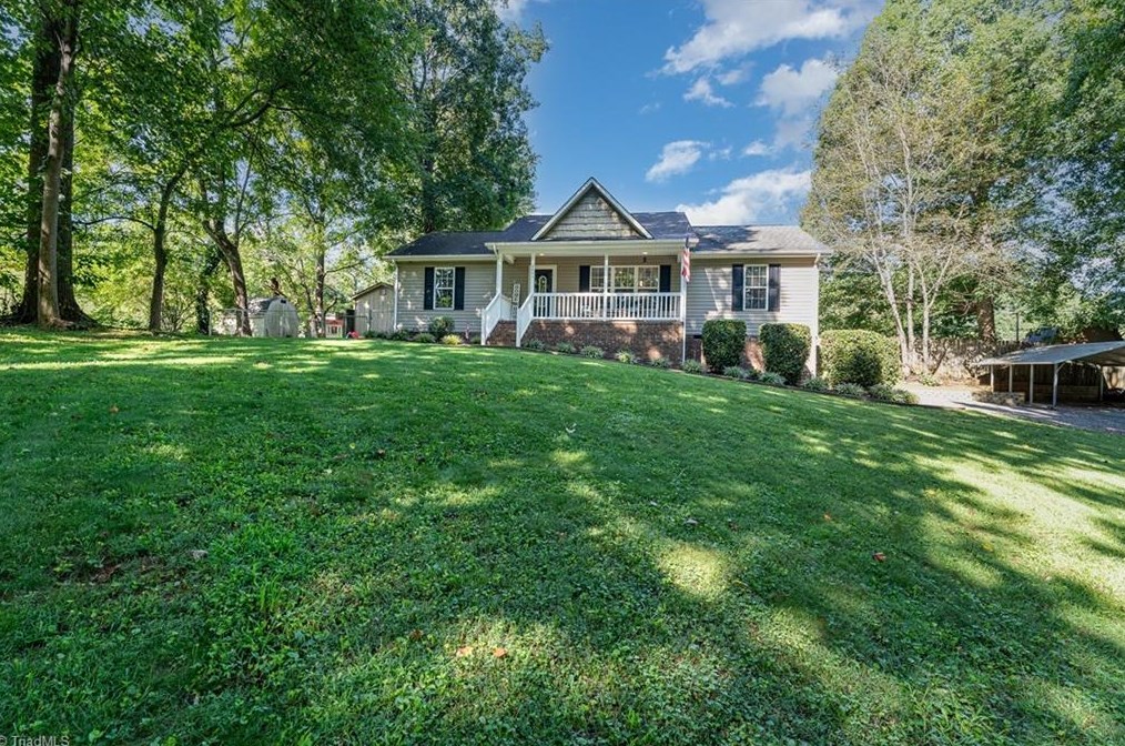 3471 Lamplight Dr, Randleman, NC 27317