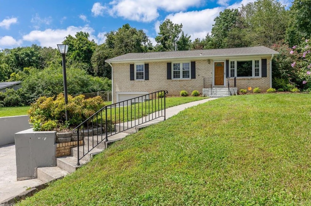 486 Brookridge Dr, Winston Salem, NC 27103