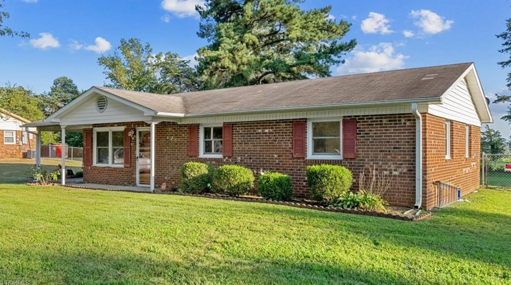 4710 Nokomis Dr, Kernersville, NC 27284