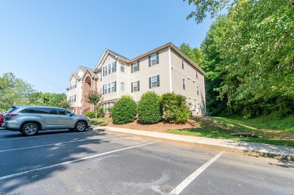 1013 Ivy Glen Dr, Winston Salem, NC 27127