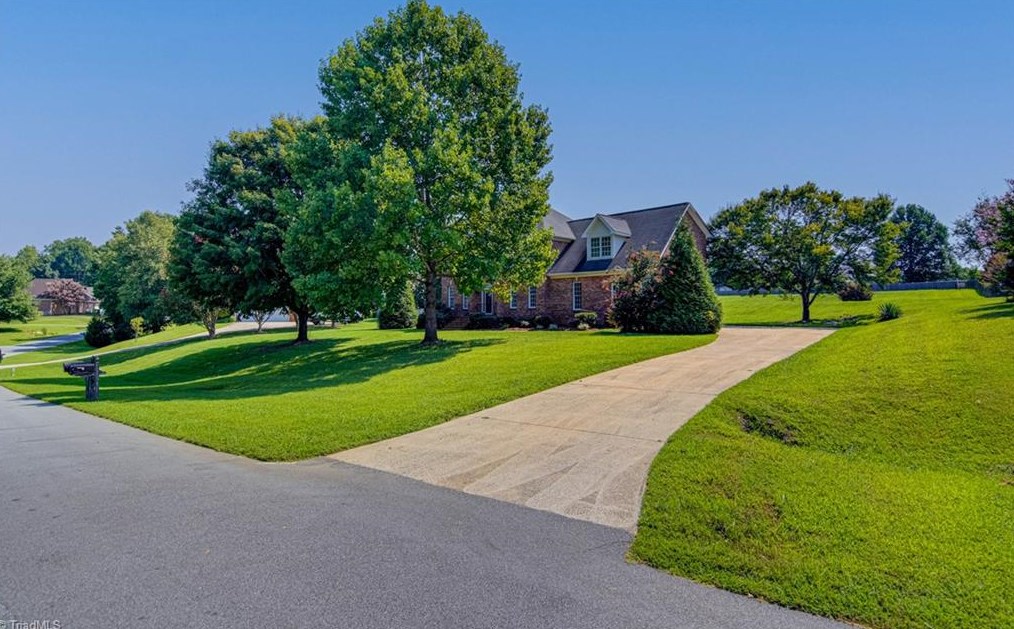 7706 Tall Meadows Dr, Kernersville, NC 27284