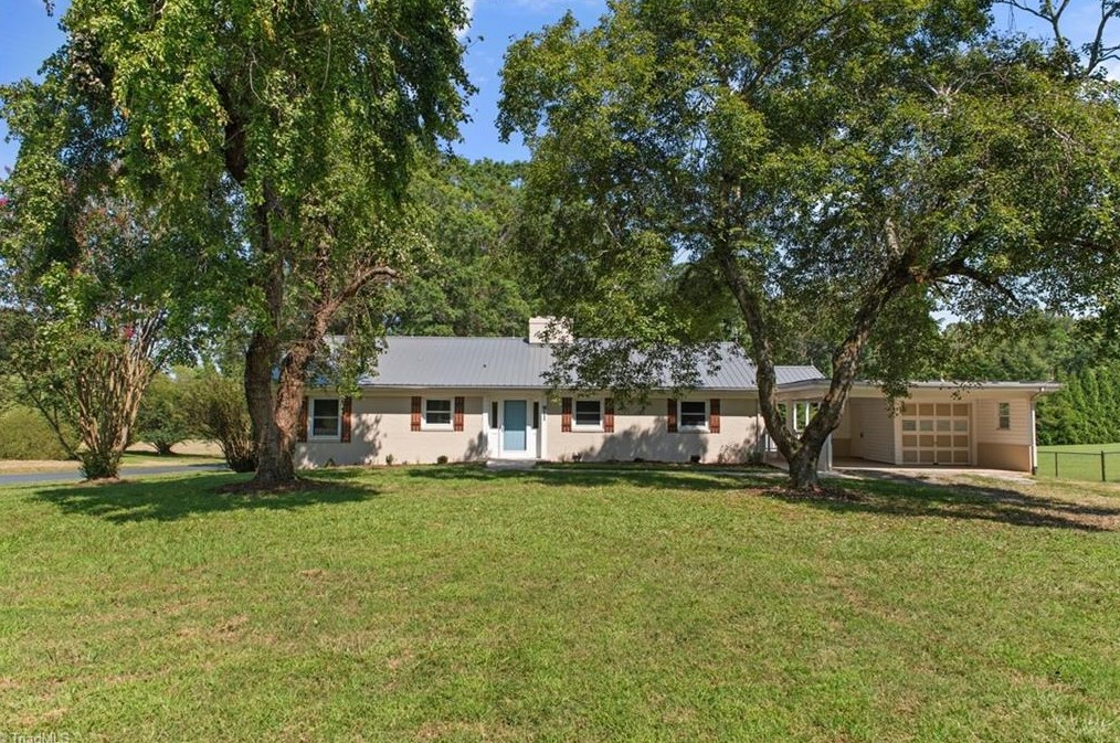 911 Foxfire Rd, Asheboro, NC 27205