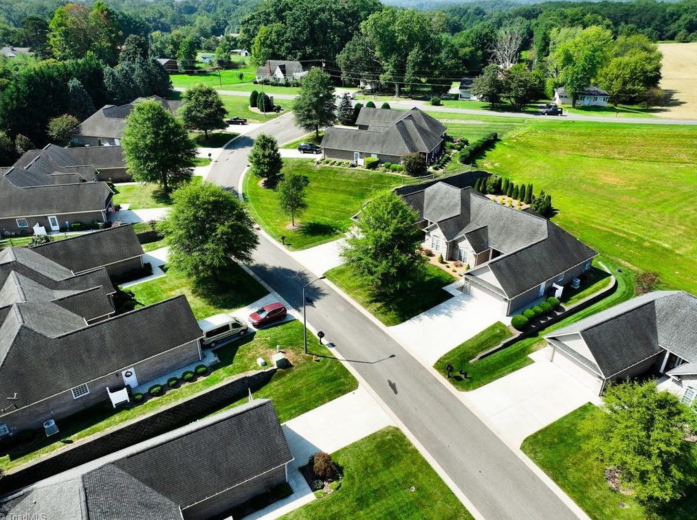 113 Greystone Ln, Mount Airy, NC 27030