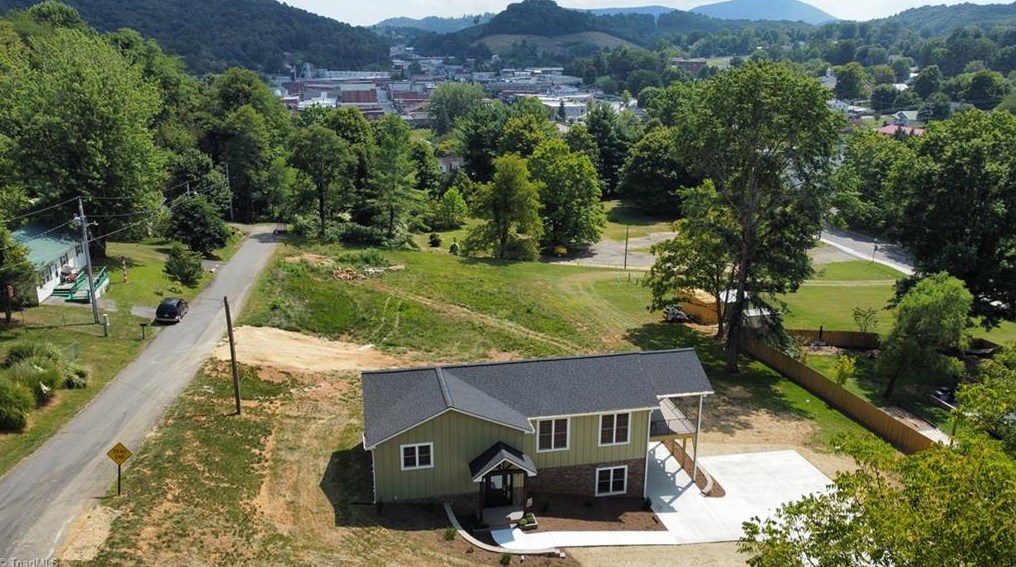 12 E 5th St, Idlewild, NC 28694