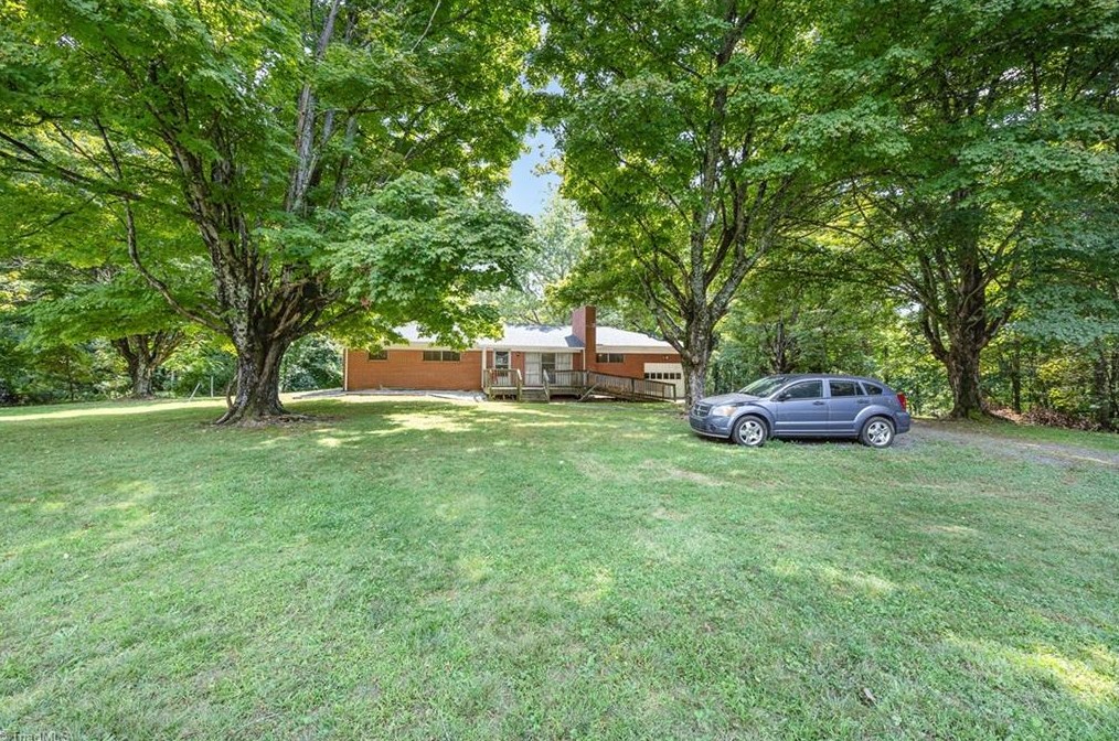 110 Panhandle Ln, Mount Airy, NC 27030