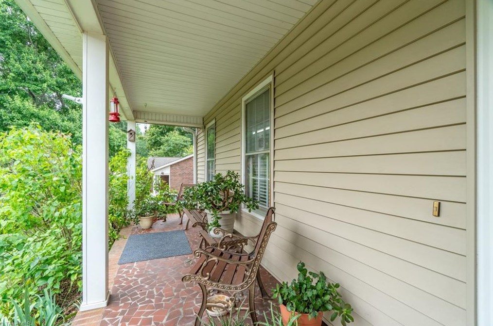 507 Gretchen Ct, Greensboro, NC 27410-3105