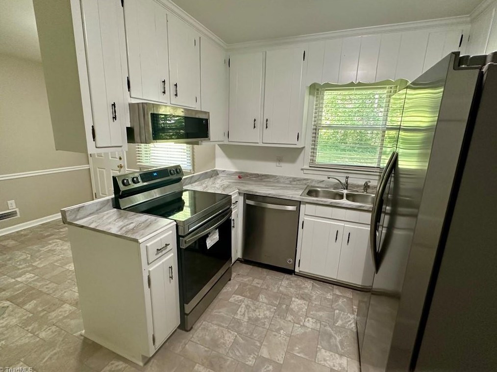 2604 Gracewood Dr, Greensboro, NC 27408-2515