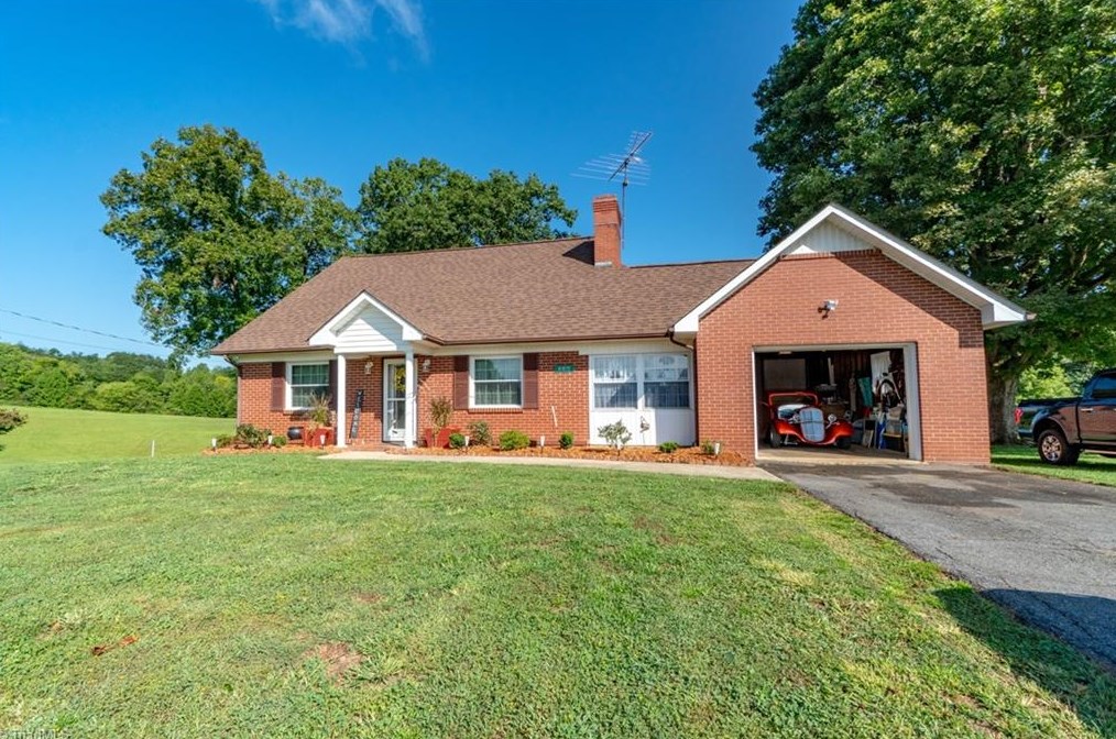 336 Whitaker Chapel Rd, Pilot Mountain, NC 27041