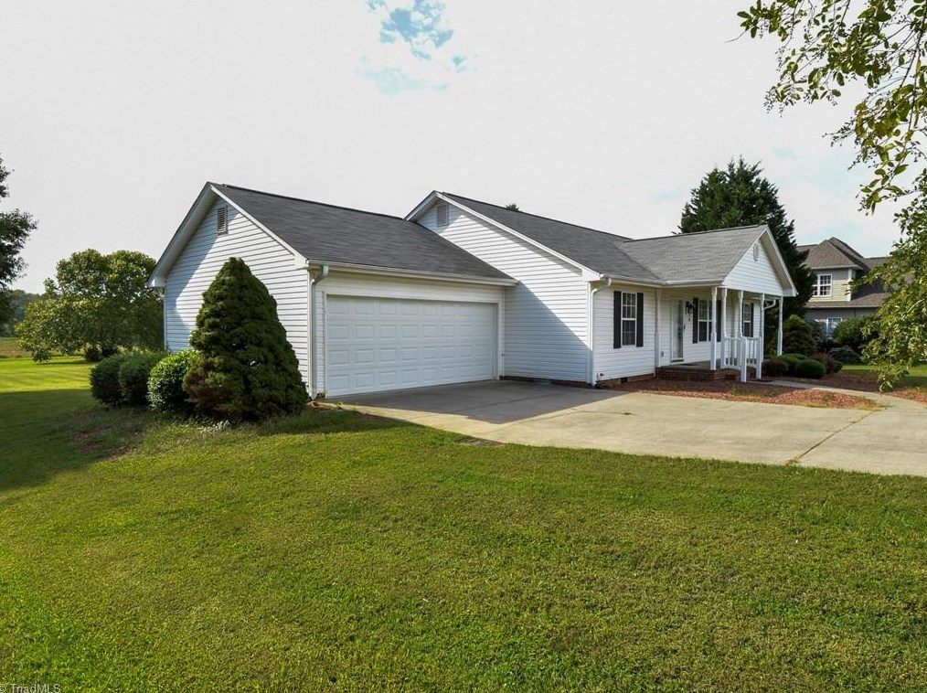 1009 Riverpointe Dr, East Bend, NC 27018