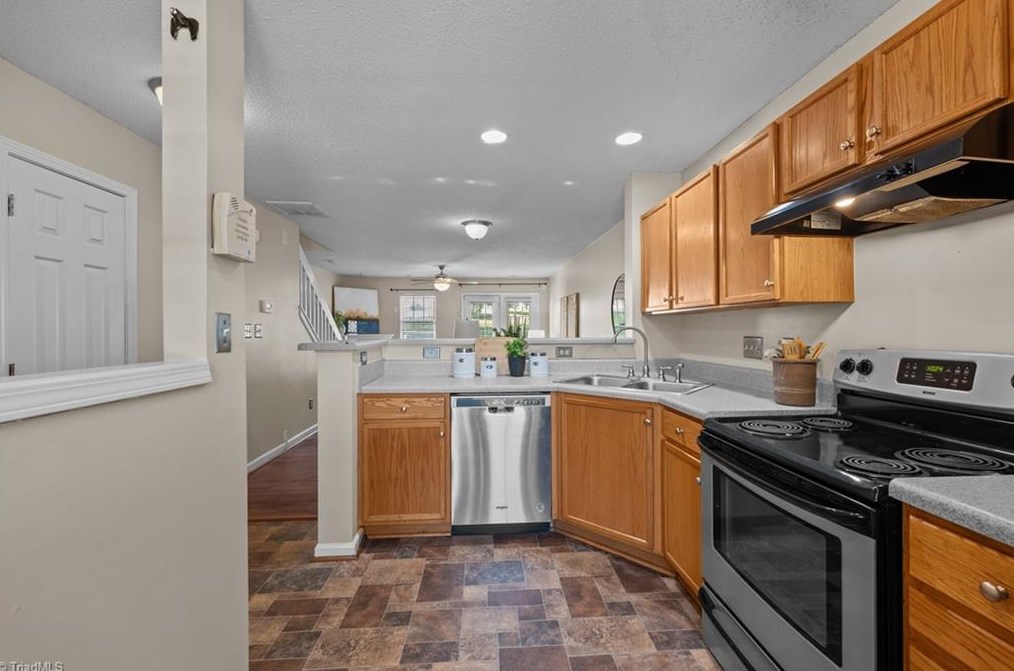 6329 Inkberry Dr, Whitsett, NC 27377