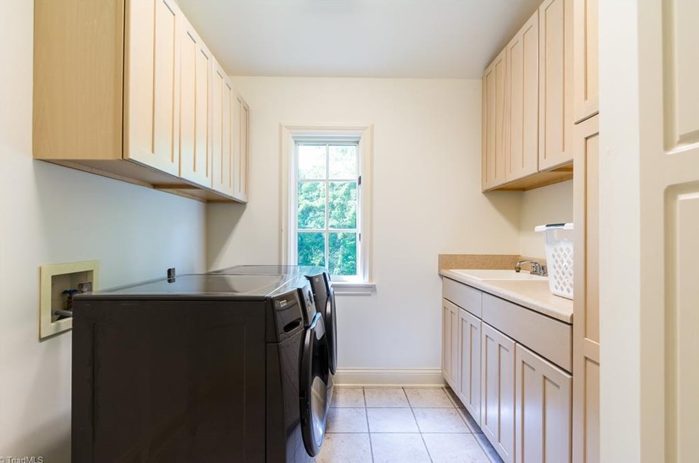 807 Sunset Dr, Greensboro NC 27408-7213 exterior