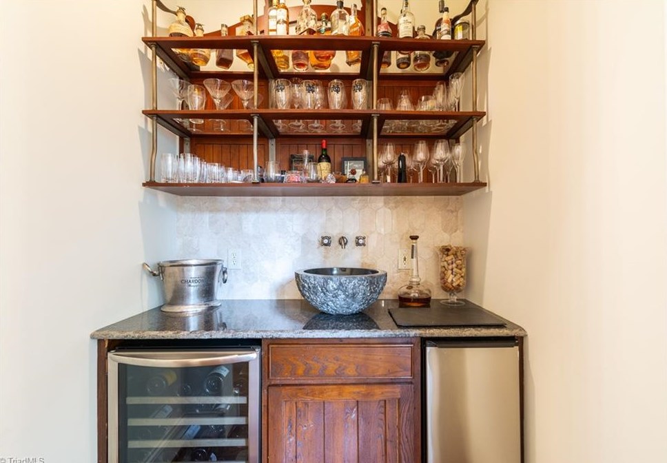 807 Sunset Dr, Greensboro NC 27408-7213 exterior