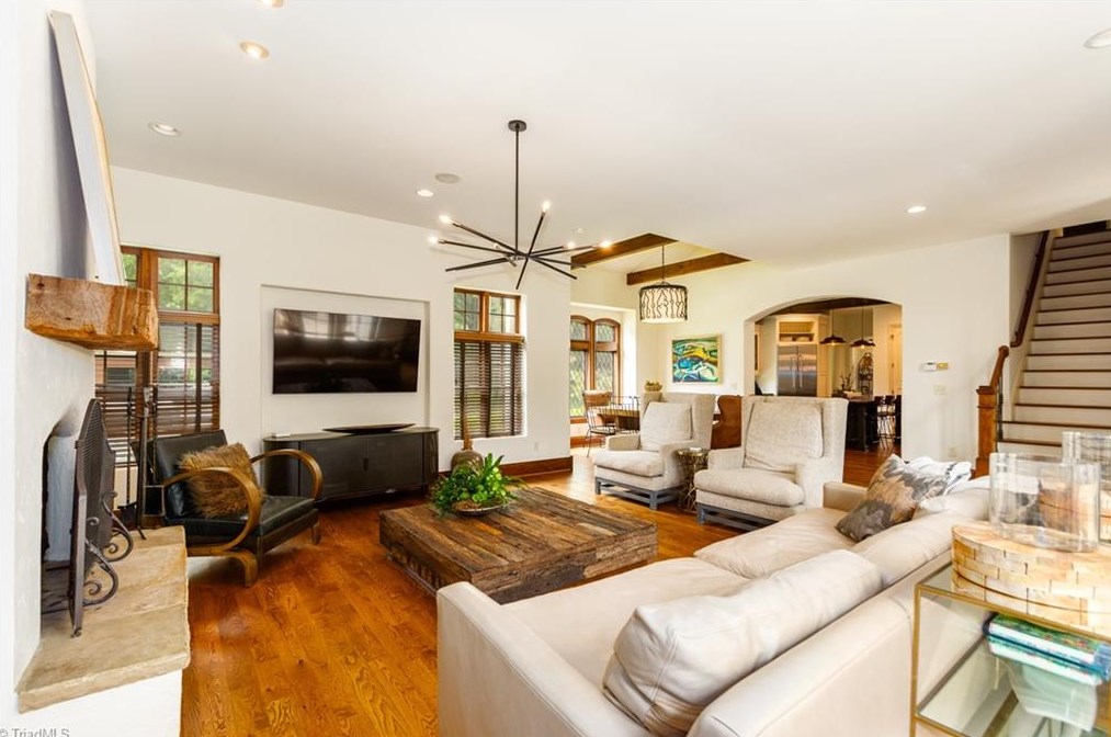 807 Sunset Dr, Greensboro NC 27408-7213 exterior