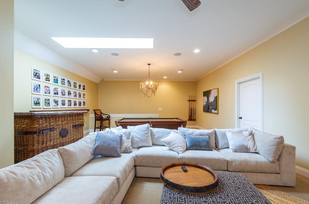 807 Sunset Dr, Greensboro NC 27408-7213 exterior