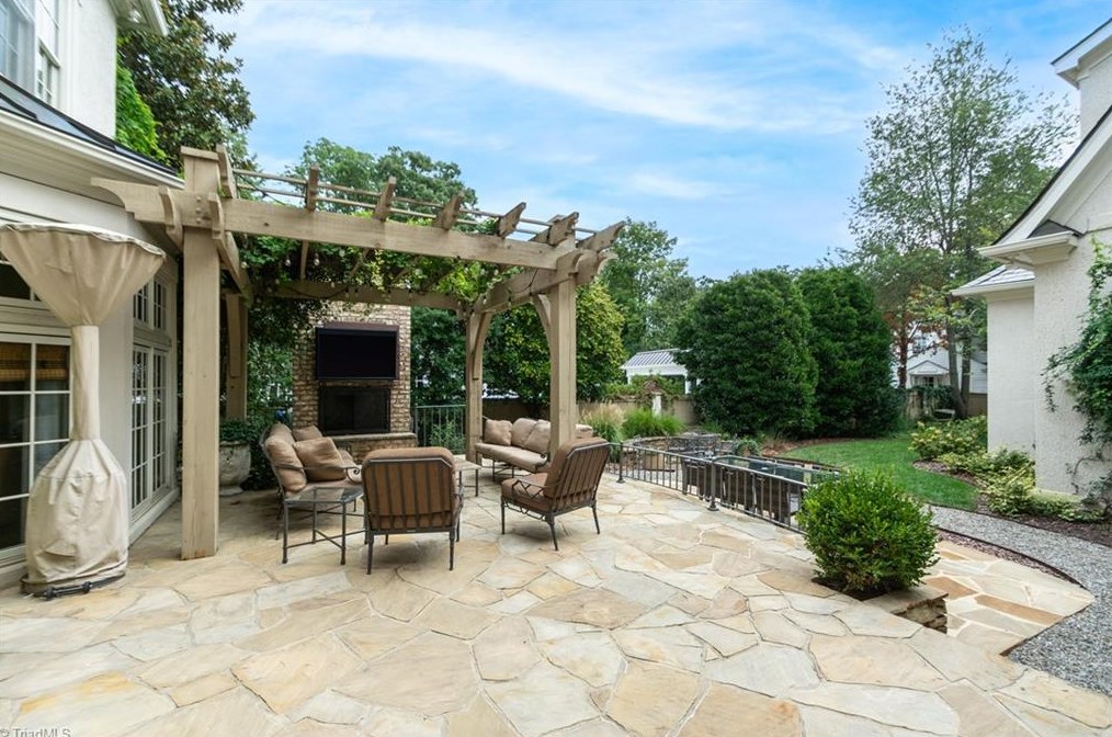 807 Sunset Dr, Greensboro NC 27408-7213 exterior