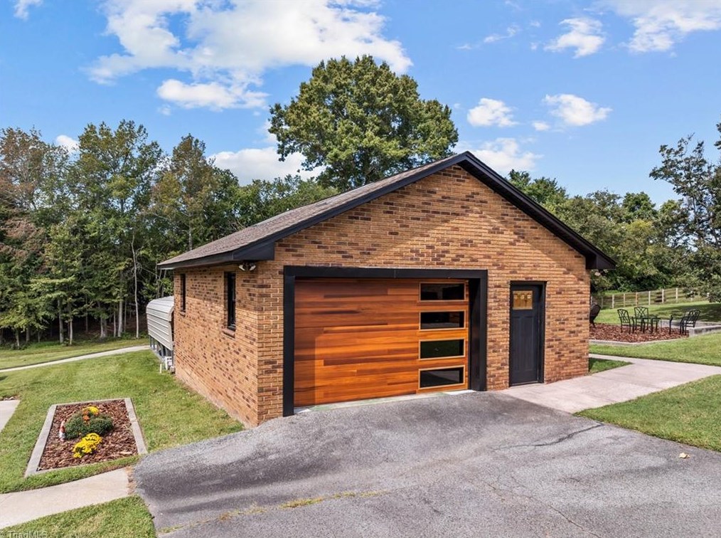 3879 Chestnut St Ext, High Point, NC 27265