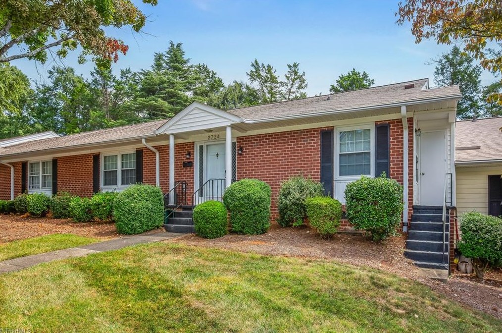 2724 Waldorf Cir, Winston Salem, NC 27106