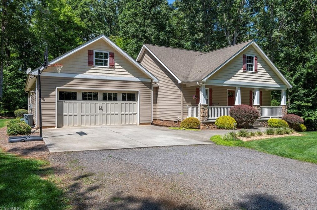 3090 Georgia Rd, Footsville, NC 27055