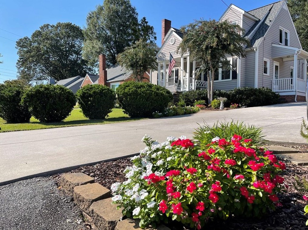 900 Chestnut Dr, High Point, NC 27262
