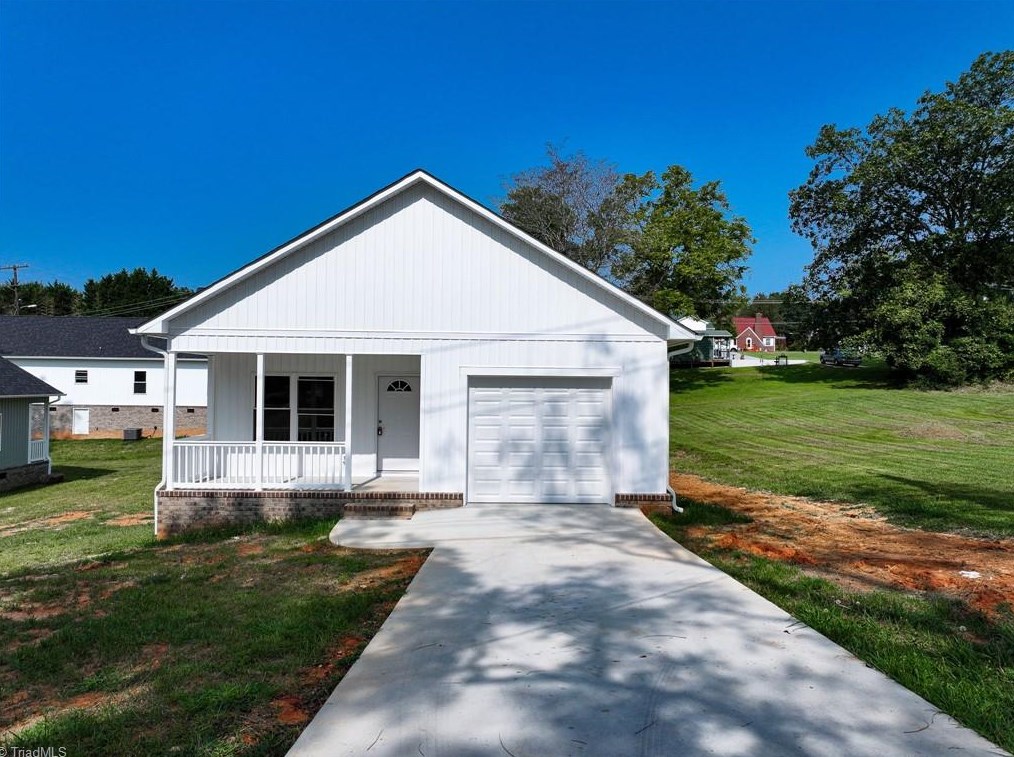309 S Stephens St, Pilot Mountain, NC 27041