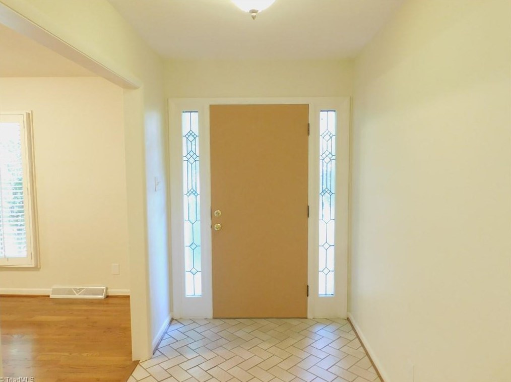 404 Arrowhead Dr, Greensboro, NC 27410-4202