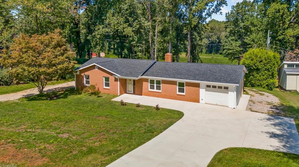 2131 Rougemount Ln, Kernersville, NC 27284