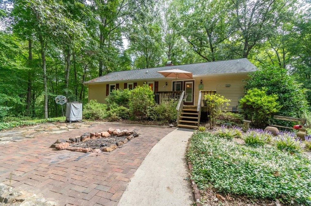 5109 Friendship Circle Rd, East Bend, NC 27018