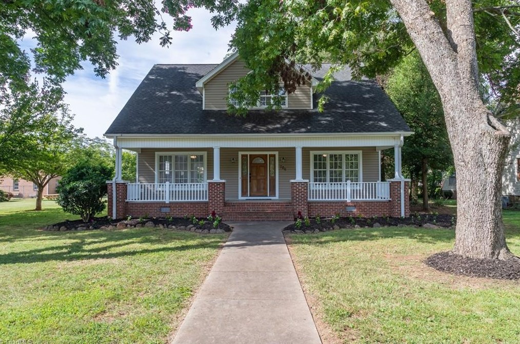 706 N Main St, Graham, NC 27253