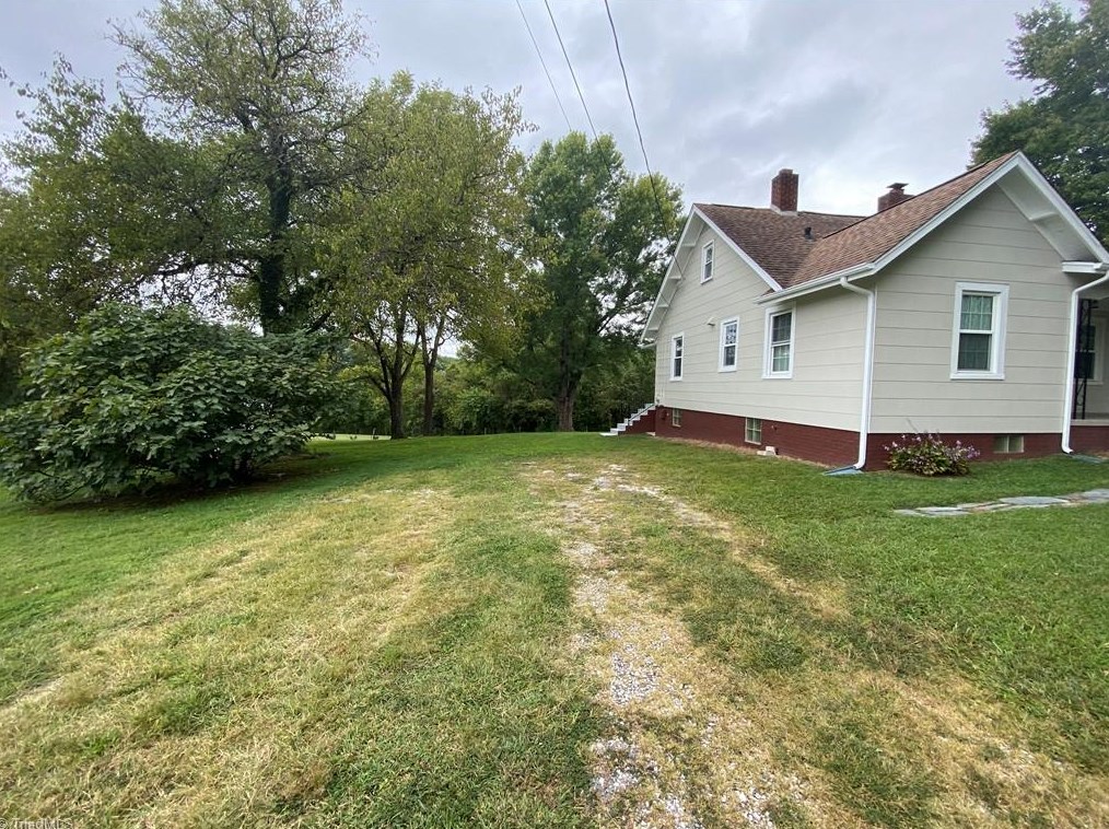180 Maple Dr, Mount Airy, NC 27030