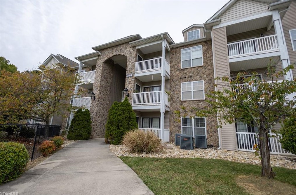 7108 Friendly Ave, Greensboro, NC 27410-6398