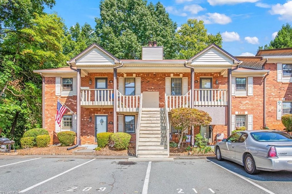 211 Olde Vineyard Ct, Winston Salem, NC 27104