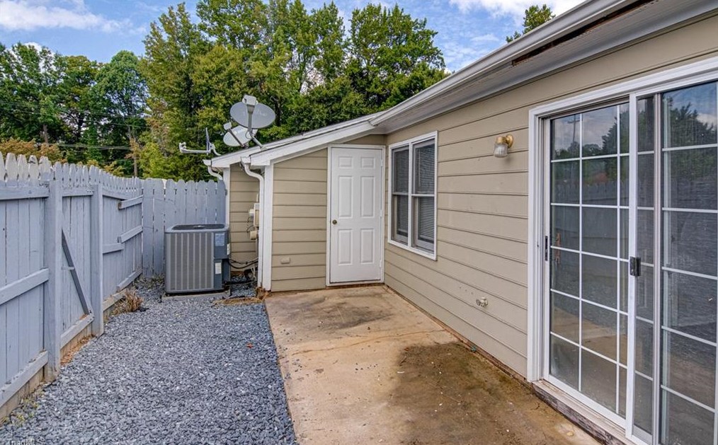 1445 Bailey Cir, High Point NC  27262-3563 exterior