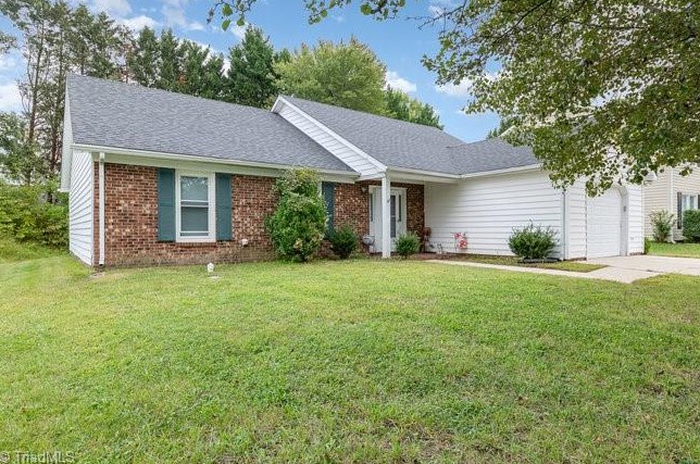 10 Hickory Knoll Ct, Greensboro, NC 27407-5422
